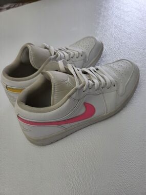 Nike Women’s Low-Top Sneakers - White with Pink Swoosh